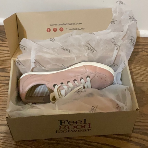 Taos “Zipster” sneakers. Shell pink, size 9 M - Picture 6 of 8